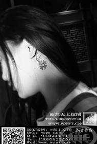 Tatuagem de trevo de quatro folhas atrás da orelha