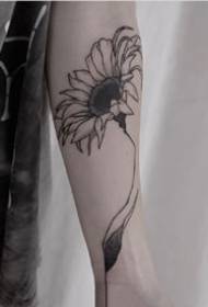 여자 팔에 미니멀 한 라인으로 구성된 꽃 문신 패턴