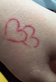 Romantický tetovací vzor v tvare srdca
