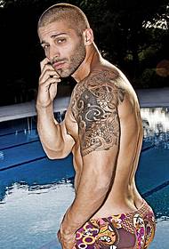 Pohľadné pánske spodné prádlo mužského modelu plavecký bazén, módne osobnosti, tetovanie