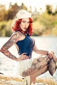 Fashionista hat sexy auffällige Tattoo-Bilder