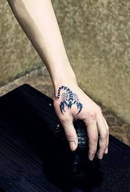 Personalità della bocca di tigre del tatuaggio totem scorpione