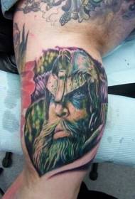 Портрет во боја на рака, облечен во шлем со викинг шема на тетоважи воин