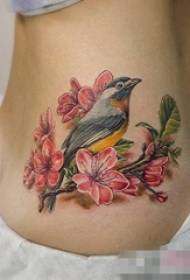 لڑکی کی کمر پر پینٹ شاخوں پر پرندوں اور پھولوں کی ٹیٹو تصاویر