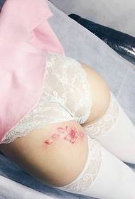Foto di tatuaggi sexy rosa ciliegia per bambine