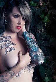 Ang mga babaeng sexy ay may sobrang tattoo na tattoo tattoo