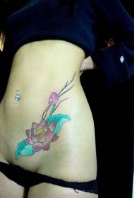 Meitenei vēders delikāts rozā lotosa tetovējums