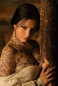 Cailíní sexy Eorpacha agus Mheiriceá clúdaithe le scálaí éisc pictiúir tattoo pearsanta