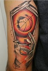 Un groupe de garçons aime les éléments géométriques tatouant des lignes simples sur les tatouages de basket