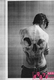 Personalità maschile sul retro del tatuaggio creativo del teschio di personalità