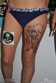 Ang parisan sa klasiko nga geometric nga bulak sa bulak nga tattoo sa bulak