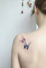 Un conjunto de pequeños tatuajes de tatuajes de flores frescas para niñas pequeñas