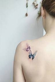 Una serie di piccoli tatuaggi di fiori freschi per le bambine