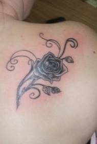 Juodosios rožės tatuiruotės modelis Daugelis moteriškų tatuiruočių yra labai gražus juodos rožės tatuiruotės modelis