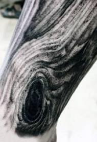 Татуировка с изображением дерева черная серая тусклая гравюра на дереве