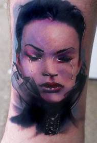 Image de tatouage de femme qui pleure de couleur de jambe réaliste