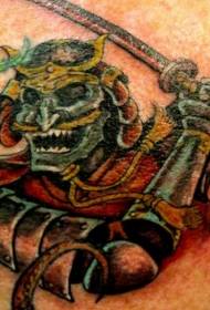 Guerriero mostro verde spalla colorato con tatuaggio spada
