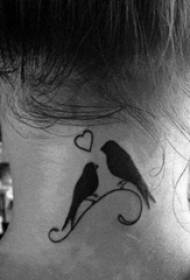 Twee vogel tattoo-foto's van meisjes met zwarte lijnen achter hun nek