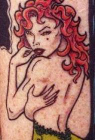 Պատկերում քամի սեքսուալ կարմիր մազերով կնոջ դաջվածքների օրինակ