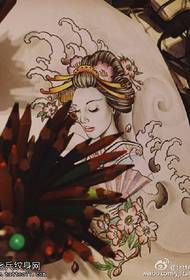 Geisha eskuizkribuaren tatuaje eredu ederra
