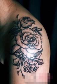 Modello di tatuaggio bellissimo fiore nero grigio sulla spalla di una ragazza