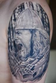 Schëller e Krieger mat engem Helm an Amulett Tattoo