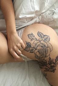 Bellezza sexy del tatuaggio totem di moda