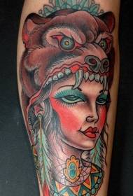 , ritratto tribale colorato delle donne della vecchia scuola con il modello del tatuaggio del casco dell'orso