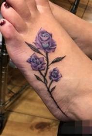 Girls' feet on the back painted painting plants simple lines flowers tattoo pictures