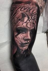 Svart grå stil kvinna stående och bokstav tatuering mönster för stor arm
