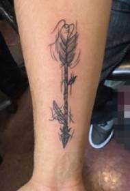 Pojan käsivarsi tummanharmaa viiva nuoli tatuointi kuva
