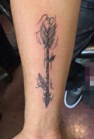 Ang braso ni Boy sa madilim na kulay-abo na linya ng larawan ng tattoo tattoo