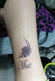 Tatuaggio con motivo a rosa rossa brillante