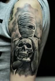 Braccio modello tatuaggio teschio di mummia grigio nero