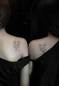 Modne djevojke omiljene male crne i bijele mačje tetovaže na glavi