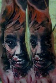 Immagine del tatuaggio della donna delle zombie di stile horror di colore del piede
