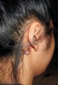 Žensko uho iza crne crte jednostavna silueta ptica mali uzorak slika tetovaža