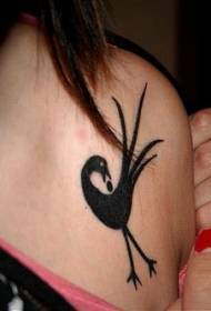 Kızlar için zarif siyah kuş dövme deseni
