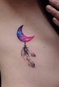 El model de tatuatge de lluna de color nena petita i fresca funciona de 9