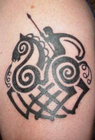 ʻO Samurai totem tattoo kiʻi ʻeleʻele e holo ana ma ka poʻohiwi