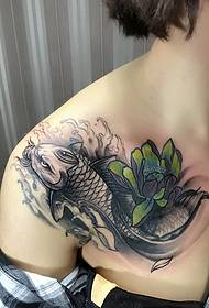 Kvinna iögonfallande tioarmad bläckfisk och lotus tatueringsmönster