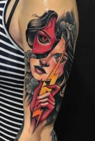 Kundi la wanawake wapya wa mtindo wa shule za Ulaya na Amerika wanapenda tatoo