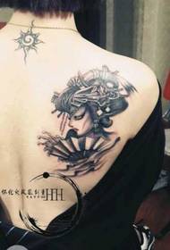 Ang pattern ng tattoo ng alaga ng geisha