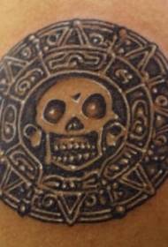 Imatge de tatuatge realista de pirates de la cama negra