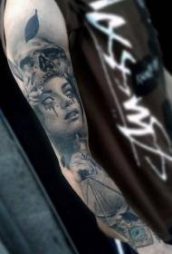 Rankos siaubo stiliaus velnio moteris su kaukolės šalmo tatuiruotės modeliu