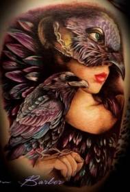 Modello di tatuaggio del casco dell'uccello da portare della donna moderna stile tradizionale