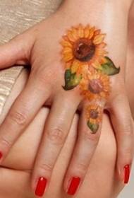 Čudovit vzorec tetovaže sončnic, ki ga imajo radi dekleta