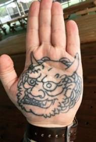 Tatuaje de la palma de la mano de los niños imagen de tatuaje de león de piedra de estilo gris blanco y negro