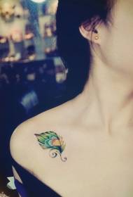女生肩部可爱的彩色羽毛纹身图案