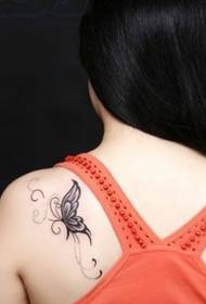 Kaunis perhonen tatuointi